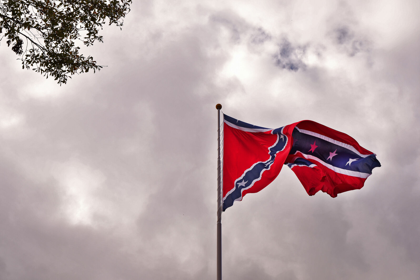 Attempt to lower massive I-85 Confederate flag thwarted by Spartanburg Co. deputies